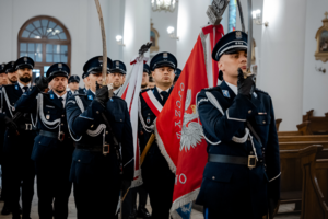 święto policji Policjanci w Kościele ze sztandarami