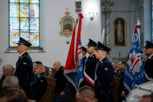 święto policji Policjanci w Kościele ze sztandarami