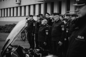 Policjanci czarno białe zdjęcie
