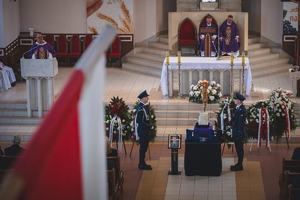pogrzeb policjanta z kompanią honorową policji oraz orkiestrą.