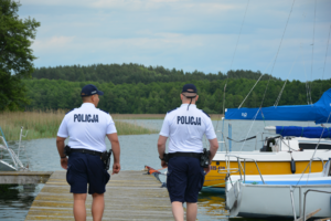 Policjanci na pomoście