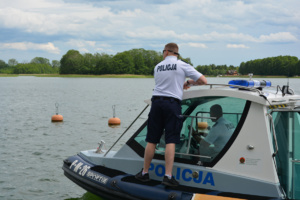Policjant na łodzi policyjnej