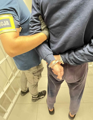 Policjant i zatrzymany w kajdankach