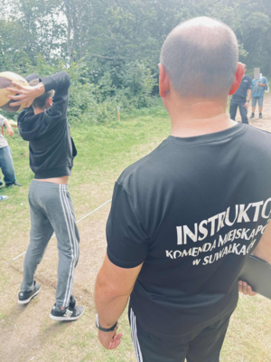 Harcerze na spotkaniu z policjantami wykonali elementy testu sprawności fizycznej