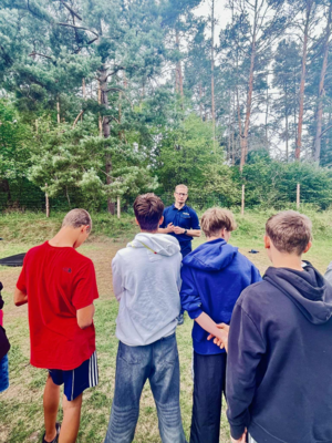 Harcerze na spotkaniu z policjantami wykonali elementy testu sprawności fizycznej