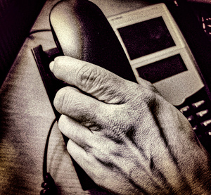 ręka trzymająca słuchawkę telefonu