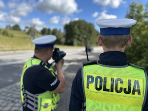 policjanci dokonujący pomiarów prędkości