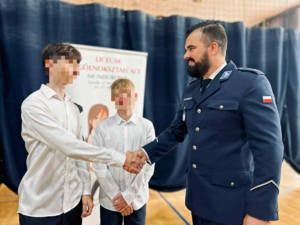 inauguracja roku szkolnego z policjantami