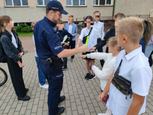 policjant wręcz odblaski dzieciom