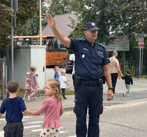Policjant z dziećmi