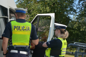 Policjanci kontrolują gimbusa