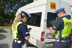 Policjanci kontrolują gimbusa