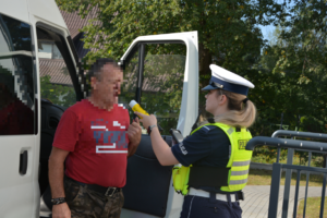 Policjanci kontrolują trzeźwość kierowcy