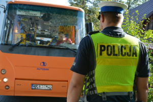 Policjant kontroluje gimbusa