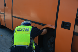 Policjant kontroluje gimbusa