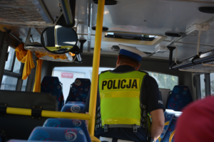 Policjant kontroluje gimbusa