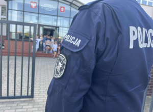 Policjant przed szkołą