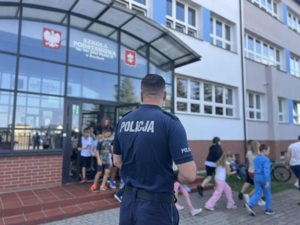 Policjant prze szkołą