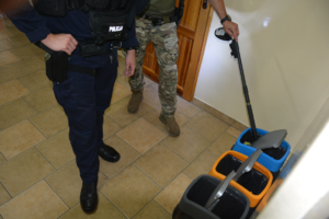 Policjanci szukają materiałów wybuchowych