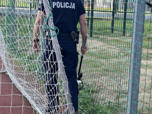 Policjant na boisku szkolnym