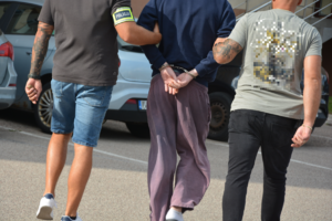 POLICJANCI PROWADZĄ ZATRZYMANEGO