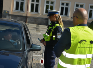 Policjantka i mężczyzna w odblaskowej kamizelce