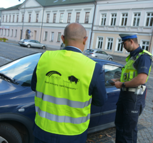 Policjant i mężczyzna w odblaskowej kamizelce