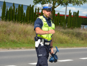 Policjant z miernikiem prędkości