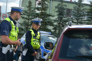 Policjanci podczas kontroli drogowej