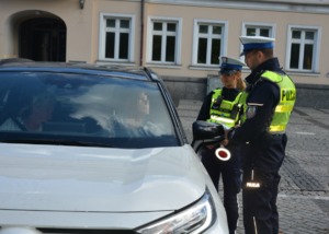 Policjanci podczas kontroli drogowej