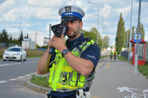 Policjant z miernikiem prędkości