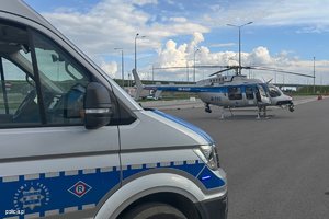 radiowóz i samolot policyjny