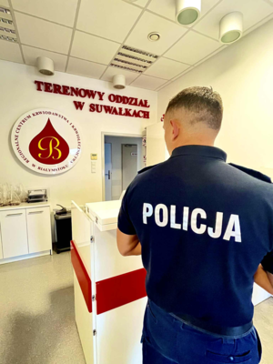 Policjanci oddający Krew w regionalnym punkcie krwiodawstwa i krwiolecznictwa