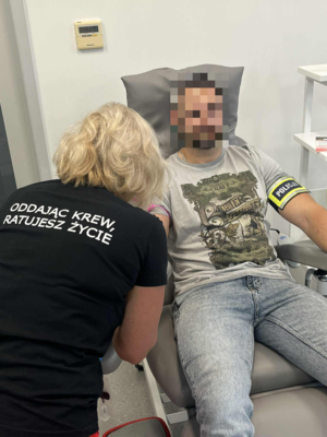 policjant oddający krew