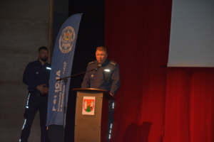 Policjanci przy mównicy