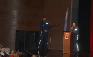 Policjanci przy mównicy