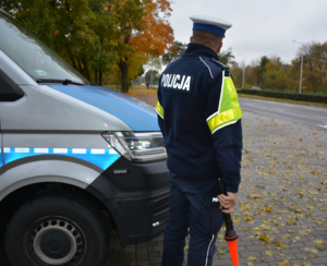 policjant przy radiowozie jesień