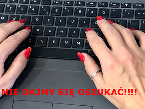 dłonie nad klawiaturą