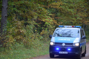 radiowóz w lesie