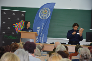 Policjantki przemawiają do zebranych