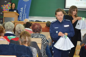 Policjantki przemawiają do zebranych
