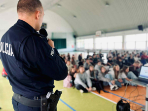 Policjant na spotkaniu z młodzieżą