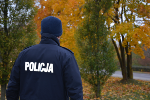 Policjant i jesienne drzewa