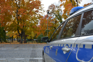 radiowóz w tle jesienne drzewa