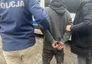 zatrzymany mężczyzna skuty w kajdanki