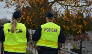 Policjanci w okolicy cmentarza