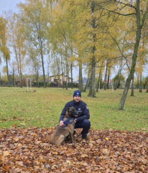 Policjant z psem służbowym