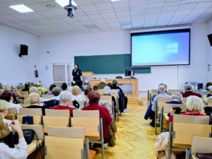 spotkanie policjantów i przedstawicieli banku i urzedu elektronicznego z seniorami