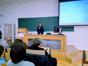 spotkanie policjantów i przedstawicieli banku i urzedu elektronicznego z seniorami