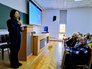 spotkanie policjantów i przedstawicieli banku i urzedu elektronicznego z seniorami